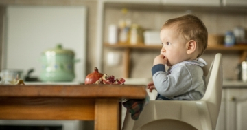 Bambino che mangia della frutta durante l'autosvezzamento