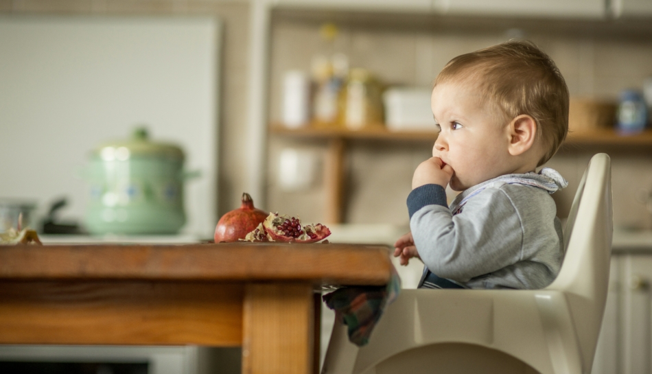 Bambino che mangia della frutta durante l'autosvezzamento