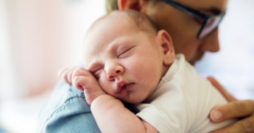 Neonato dorme in braccio al papà, un rimedio per le coliche