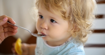 Cibi liquidi zuccherati come rimedio per il vomito del bambino