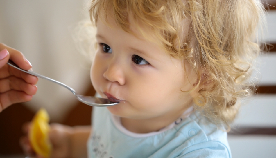 Cibi liquidi zuccherati come rimedio per il vomito del bambino