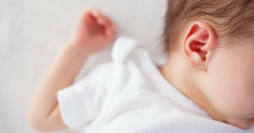 Dettaglio dell'orecchio di un bambino con otite