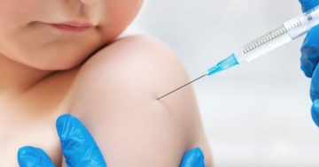 Spalla di bambino che riceve un vaccino tramite iniezione