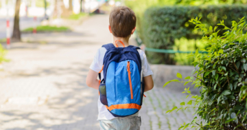 Bambino che porta uno zaino sulle spalle