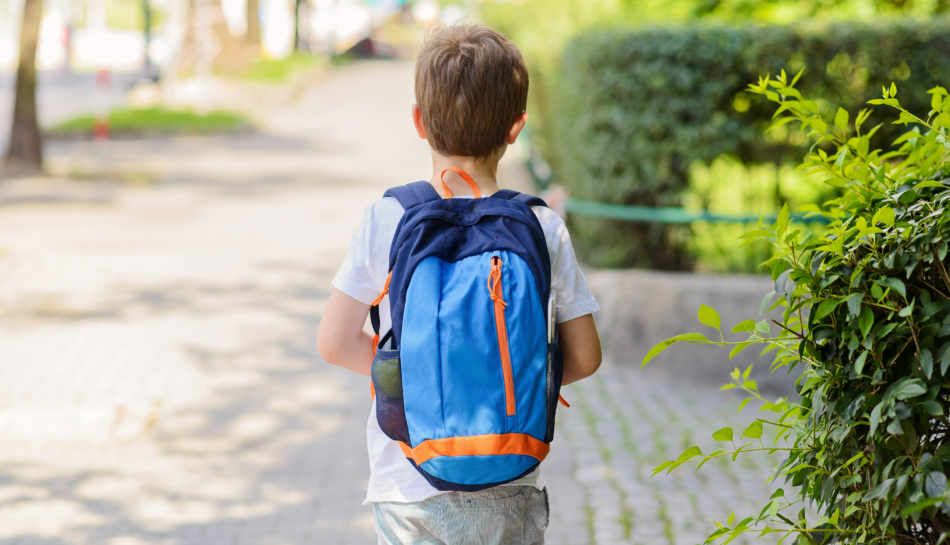 Bambino che porta uno zaino sulle spalle