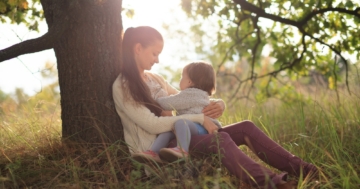 Mamma che sta per allattare il suo bambino