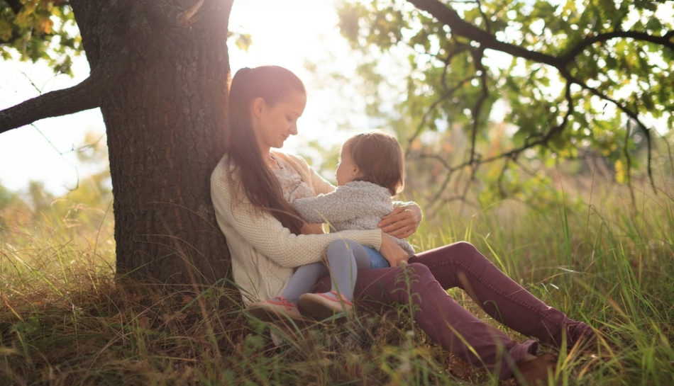 Mamma che sta per allattare il suo bambino