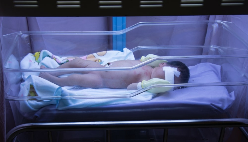 Bambino prematuro in incubatrice