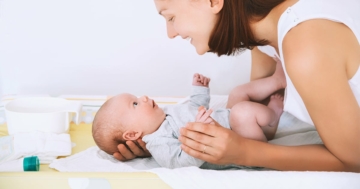 Mamma che parla con baby talk al suo neonato