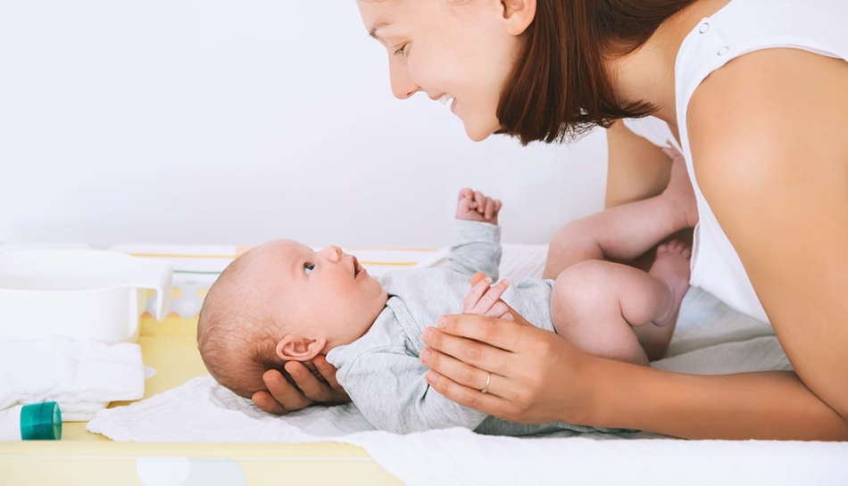 Mamma che parla con baby talk al suo neonato