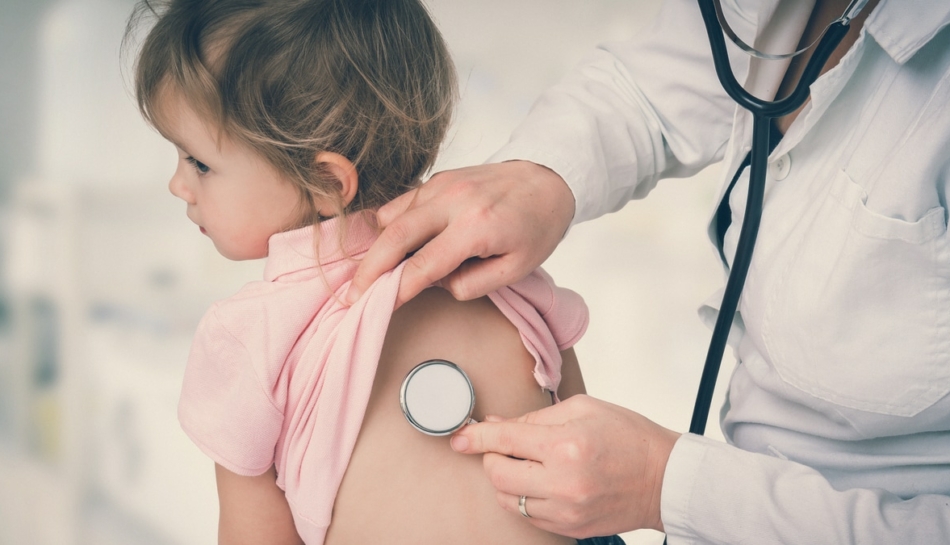 bimba visitata da pediatra con stetoscopio