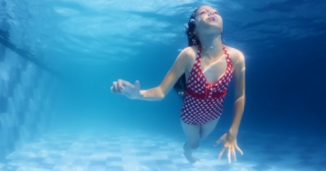 Bambina che nuota in piscina