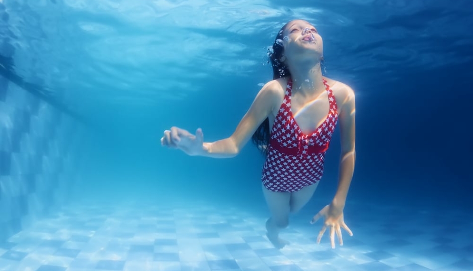 Bambina che nuota in piscina