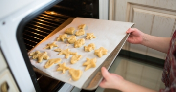 Infornare dolci, momento di rischio ustioni e scottature