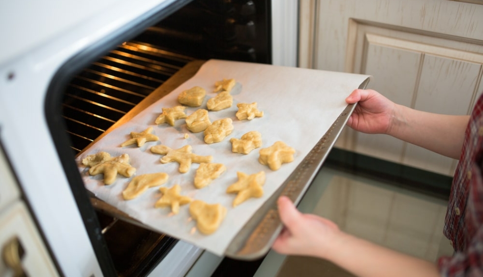 Infornare dolci, momento di rischio ustioni e scottature