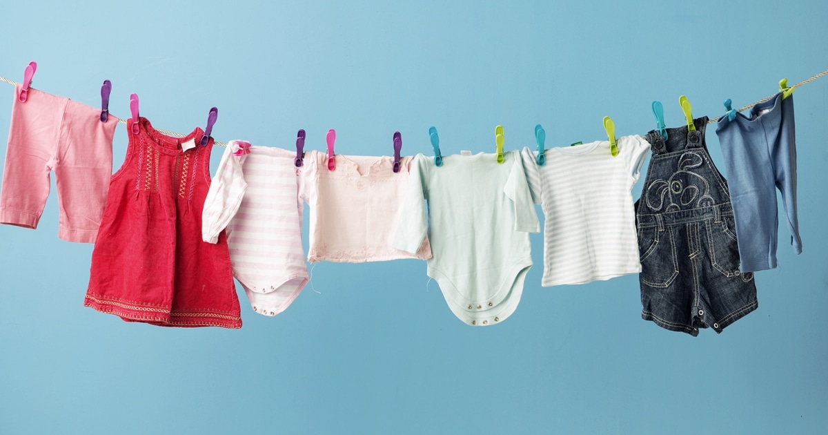 Come lavare i vestiti dei neonati: consigli pratici per non sbagliare - fem