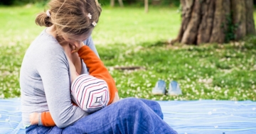 Mamma allatta il suo bambino al seno