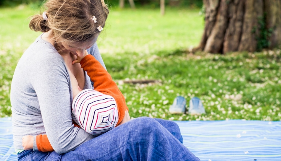 Mamma allatta il suo bambino al seno