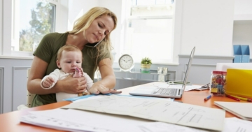 Mamma con in braccio il suo bambino