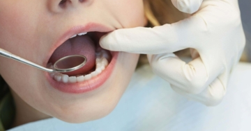 Bambina sottoposta a visita ortodontica