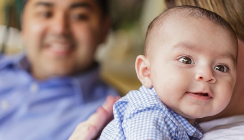 Bambino in posizione corretta dopo l'allattamento per prevenire il reflusso gastroesofageo e il rigurgito