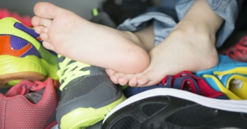 Primo piano di piedi di bambino e scarpe