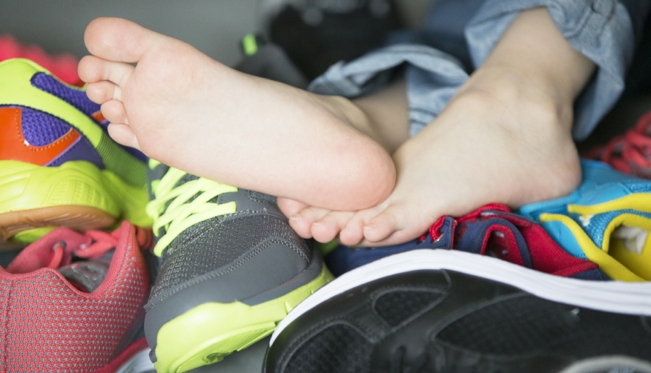 Primo piano di piedi di bambino e scarpe