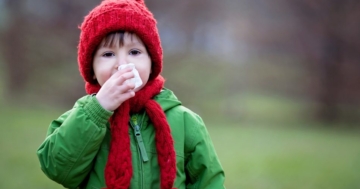 Bambino con la febbre all'aperto