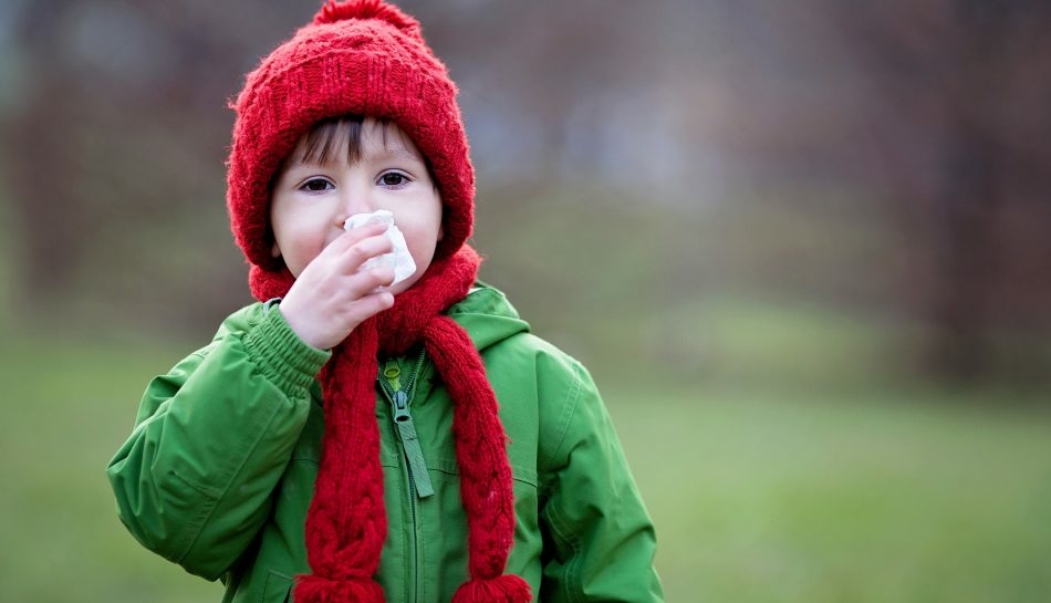 Bambino con la febbre all'aperto