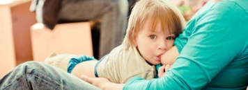 Allattamento prolungato al seno tra mamma e bambino