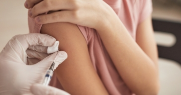 vaccinazione-bambina-vaccino