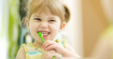 Una bambina che si lava i denti con dentifricio fatto in casa