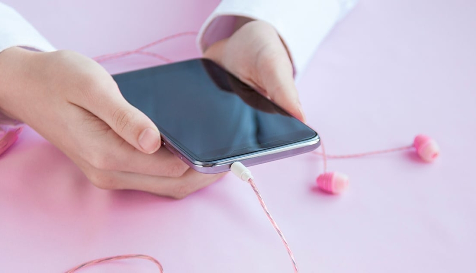 Bambino tiene tra le mani un telefono cellulare