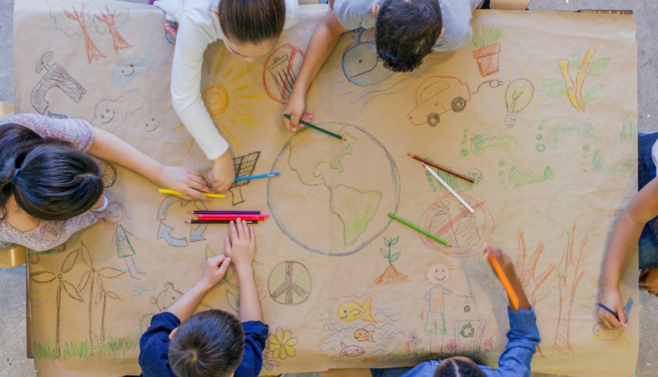 bambini disegnano insieme a scuola