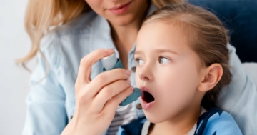 mamma aiuta bambina con asma