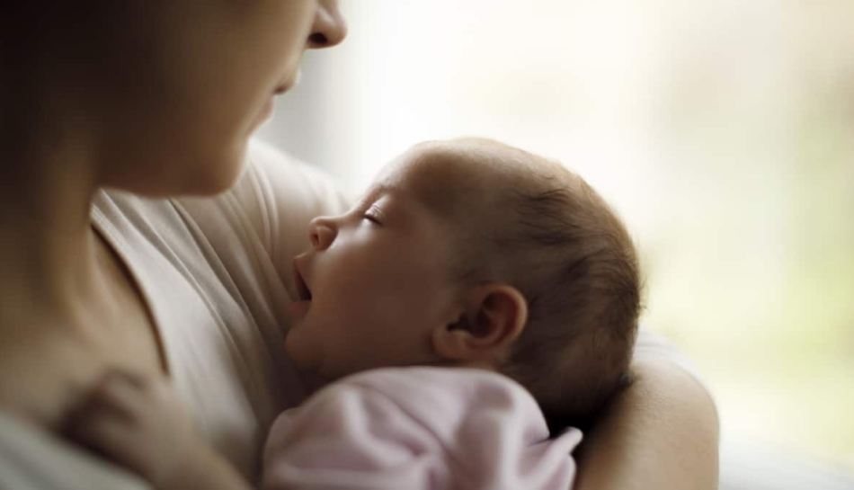 Mamma culla il proprio bambino