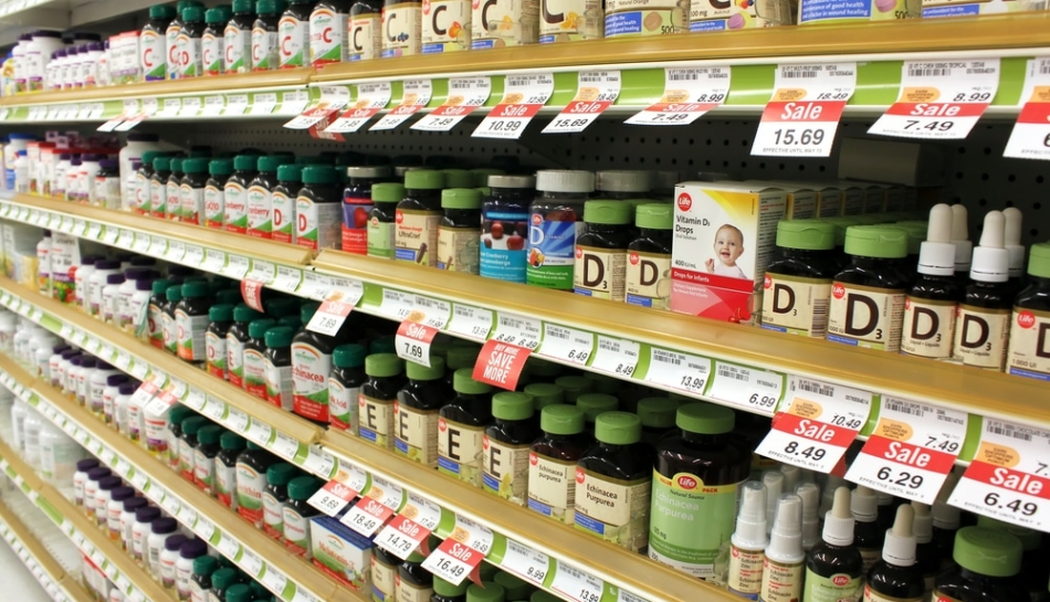 Scaffale di integratori e vitamine