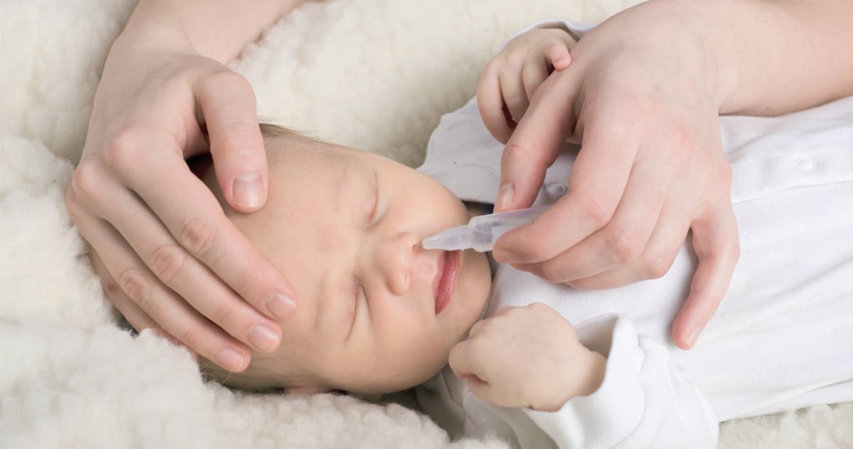 Lavaggi nasali per il neonato: acqua e sale a peso d'oro - Uppa