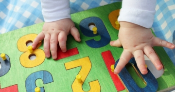 Mani di un bambino che gioca all'asilo nido