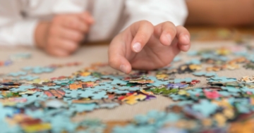 bambino gioca con puzzle