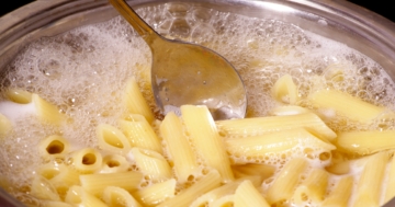 Pasta senza glutine per celiachia che cuoce in pentola