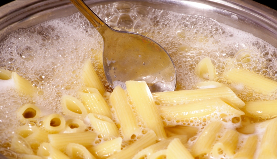 Pasta senza glutine per celiachia che cuoce in pentola