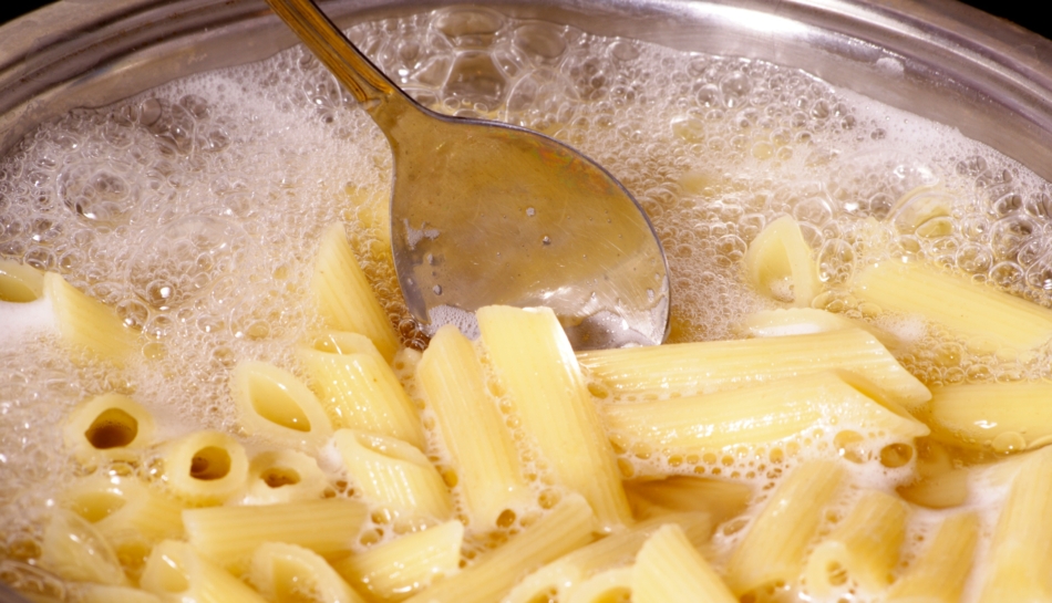 Pasta senza glutine per celiachia che cuoce in pentola