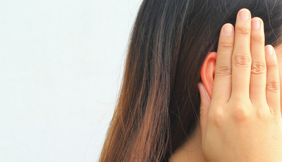 Bambina che si tappa le orecchie con le mani contro l'inquinamento acustico