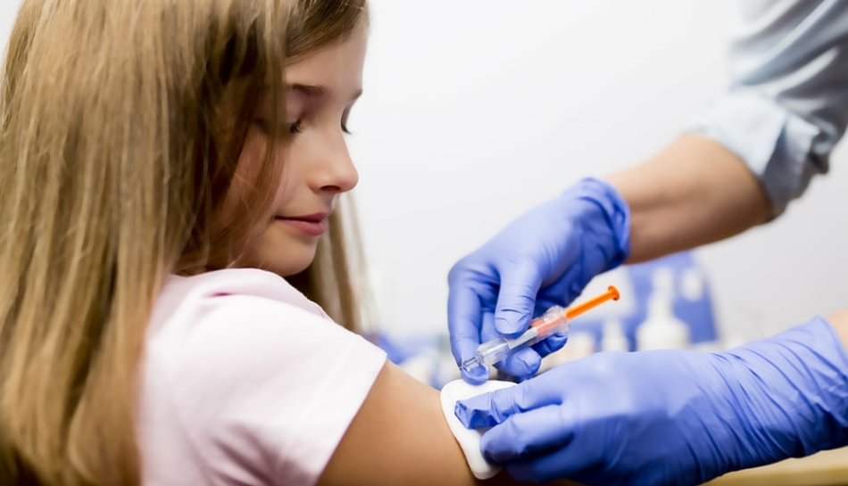 Bambina durante una vaccinazione