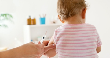 Bambino che viene vaccinato