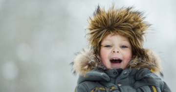 Bambino all'aria aperta in inverno