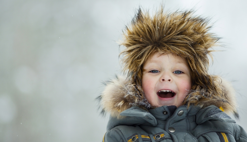 Bambino all'aria aperta in inverno