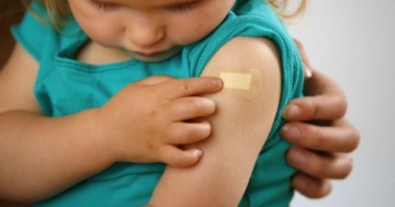 Bambina vaccinata per il meningococco b