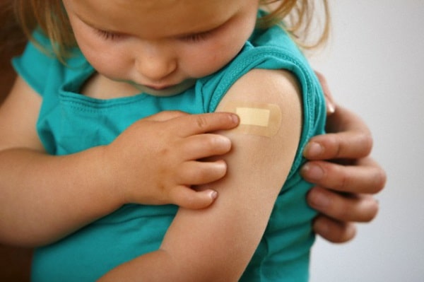 Bambina vaccinata per il meningococco b